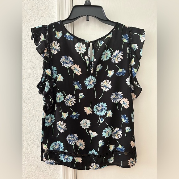 Xhilaration Black Floral Flutter Sleeve Top. Size S/P. - Picture 4 of 10
